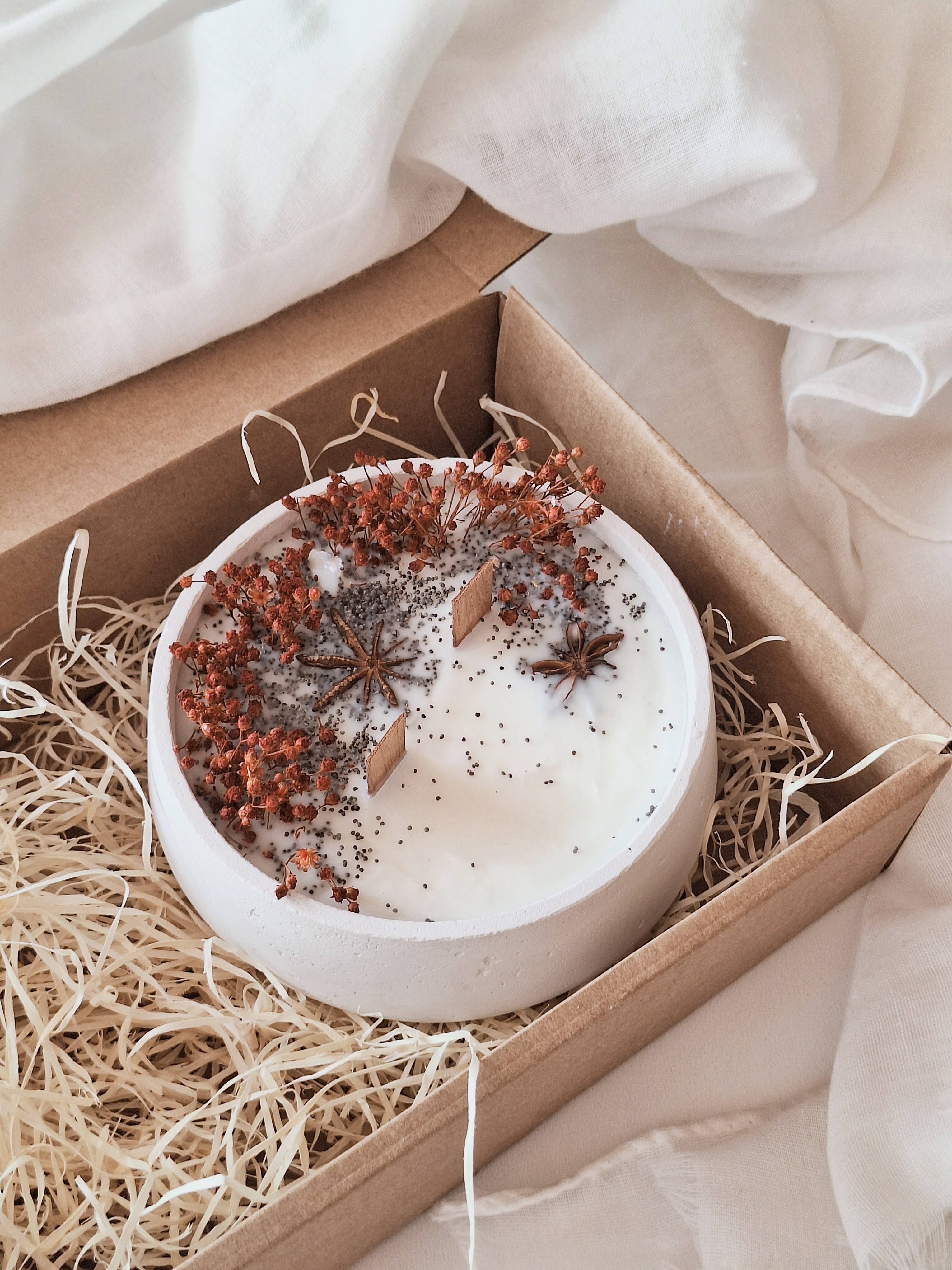 Soy floral candle in cement jar – Woody aroma