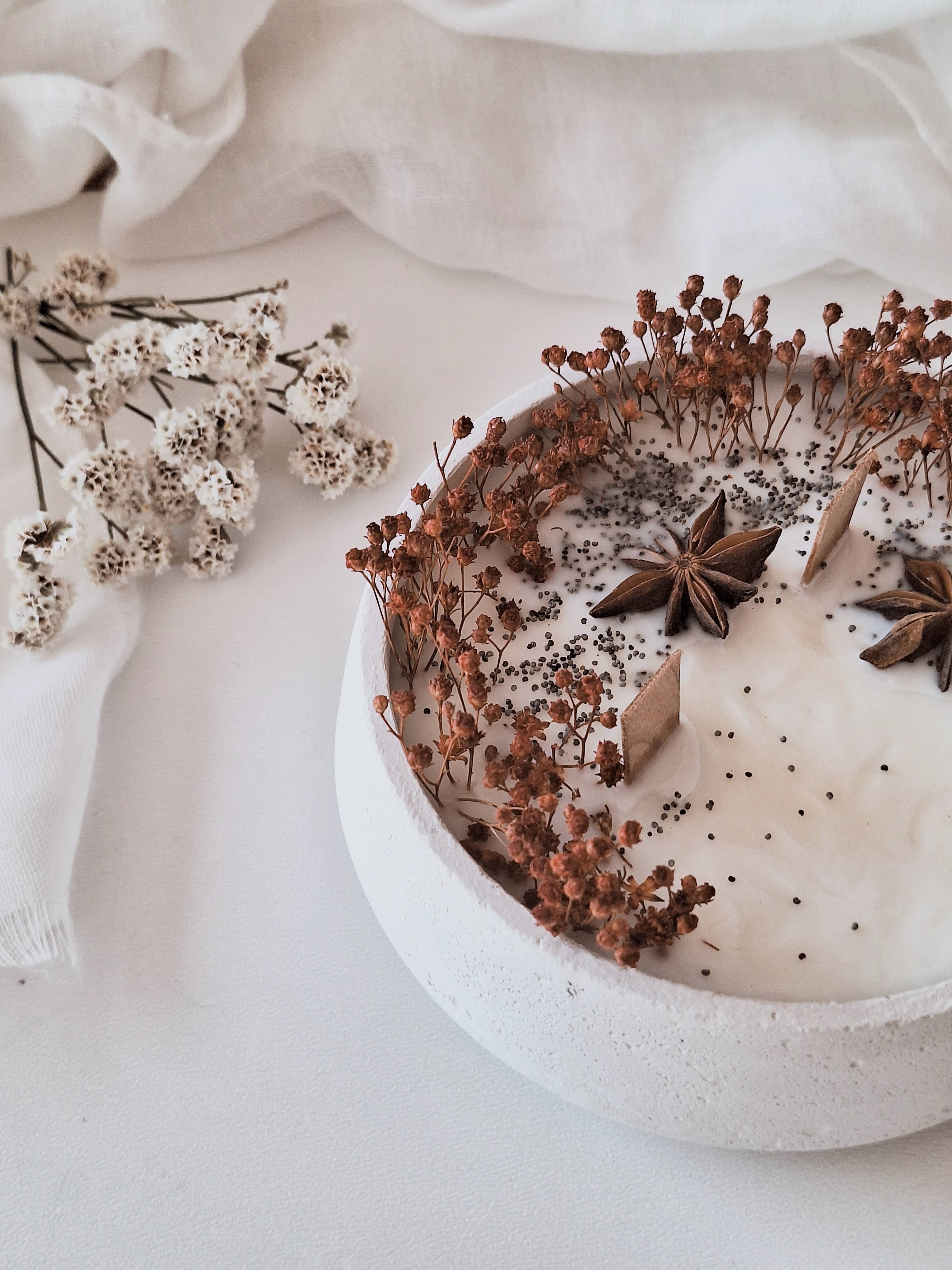 Soy floral candle in cement jar – Woody aroma