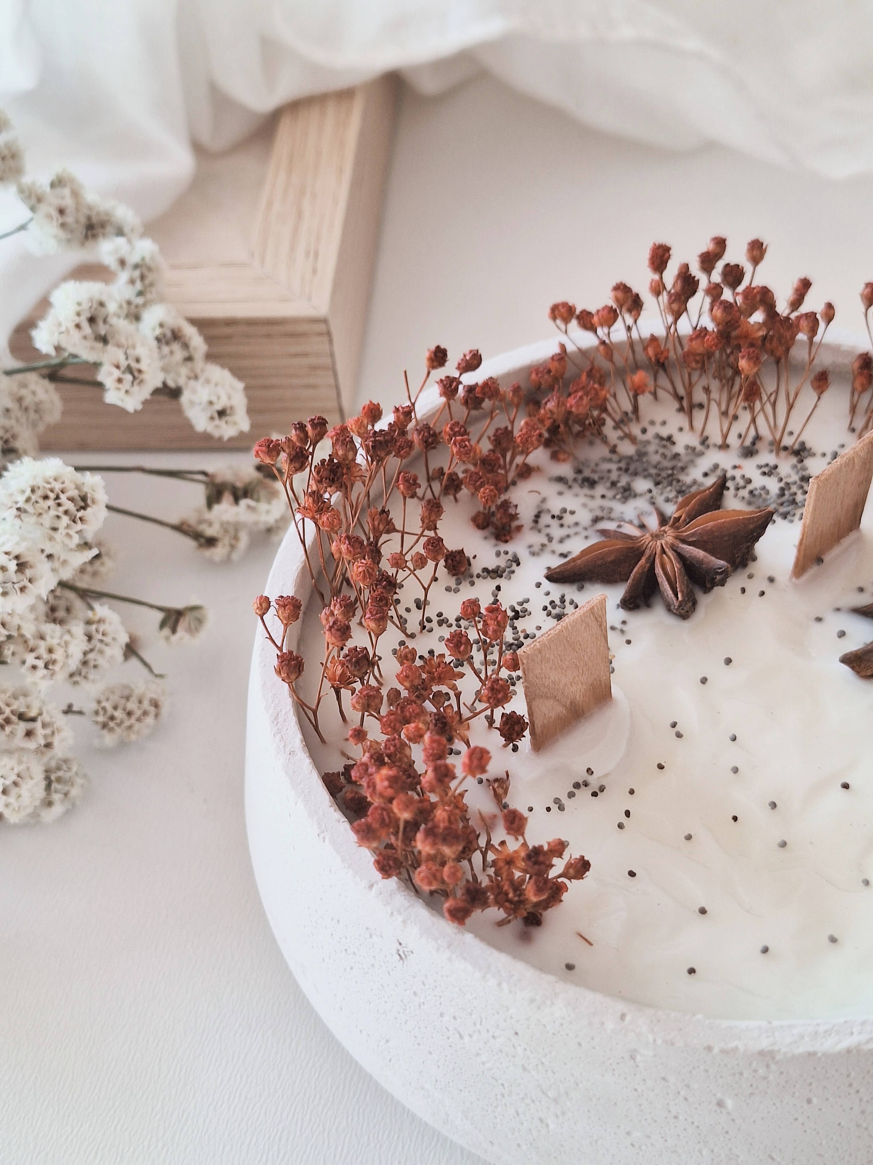 Soy floral candle in cement jar – Woody aroma