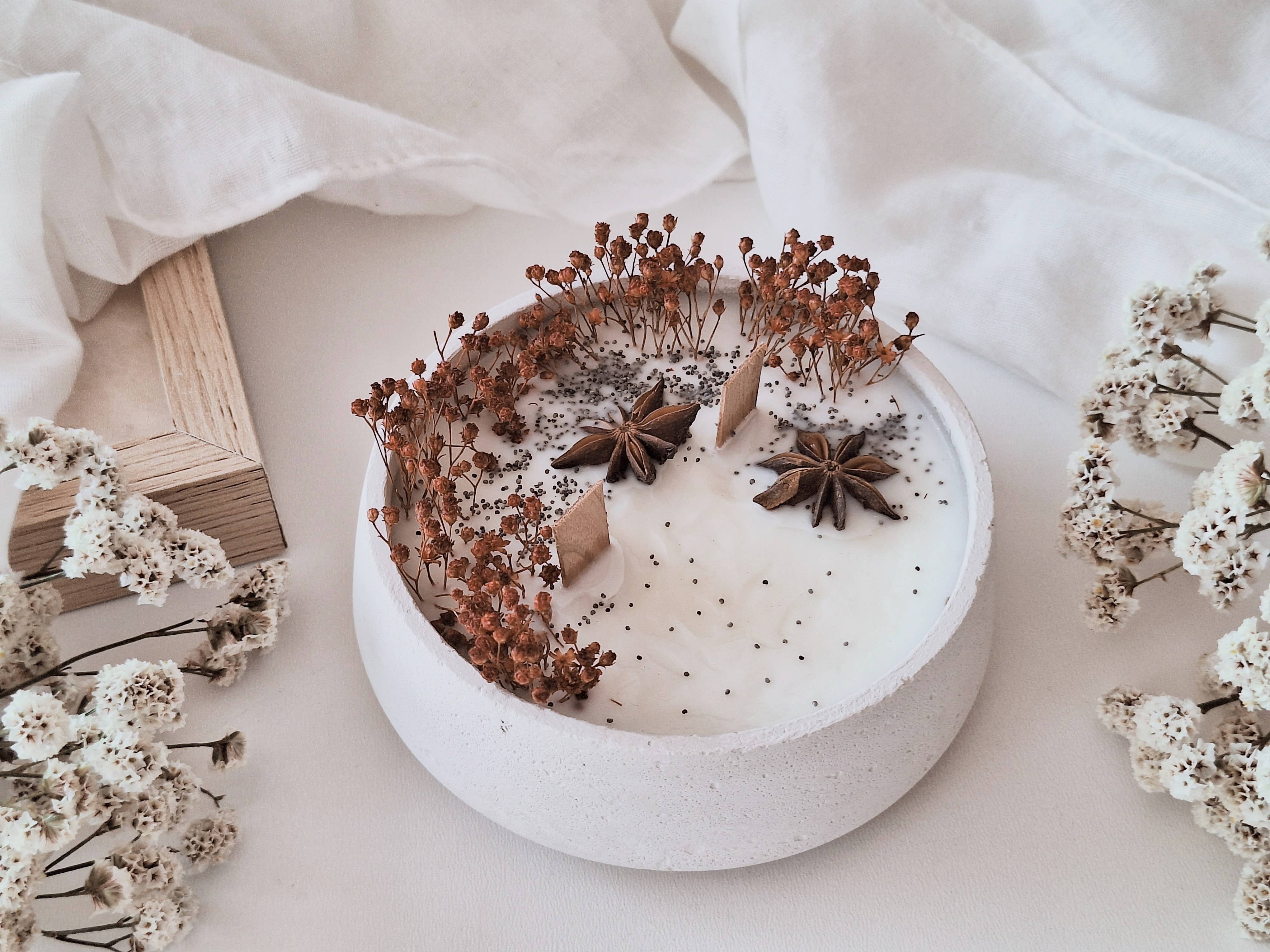 Soy floral candle in cement jar – Woody aroma