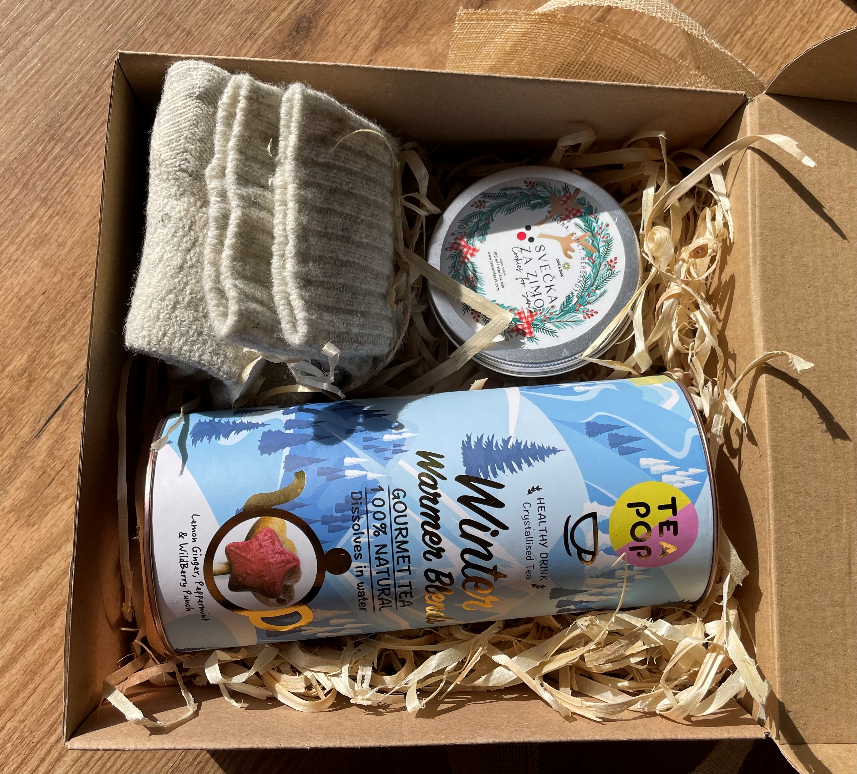 MAXI HYGGE paket - Tea pop Zimski čaj, volnene nogavice, v BEŽ barvi (velikost 36-41), zimska svečka v pločevinki
