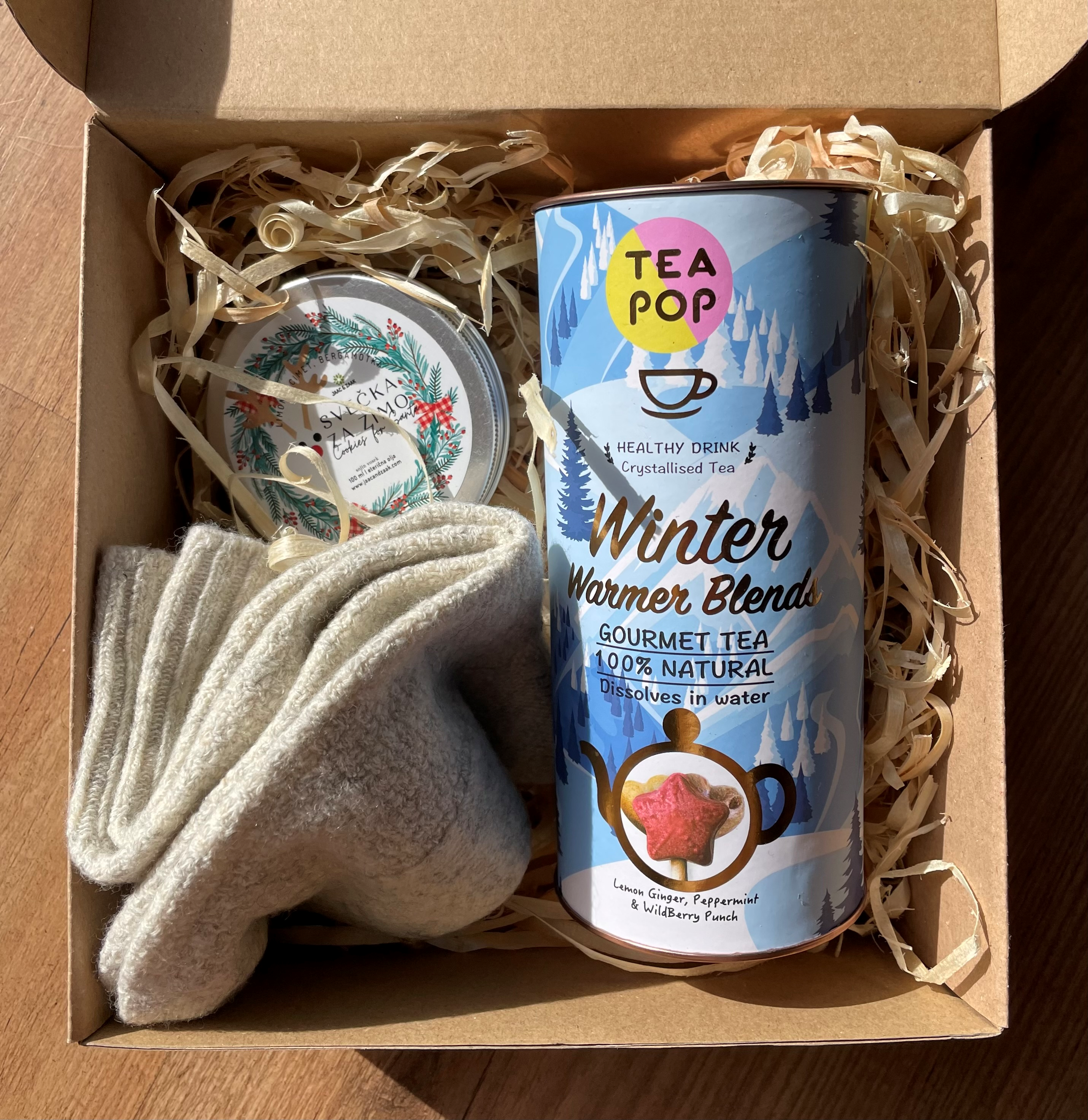 MAXI HYGGE paket - Tea pop Zimski čaj, volnene nogavice, v BEŽ barvi (velikost 36-41), zimska svečka v pločevinki