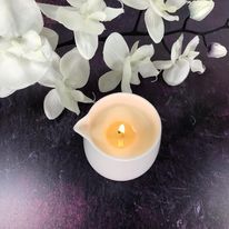 Masažna sveča Orli v keramični skodelici - eterično olje vrtnice in rabarbare z darilno škatlo